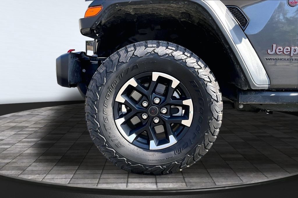 Used 2025 Jeep Wrangler Unlimited Rubicon w/ Convenience Group AWD/4WD image 30