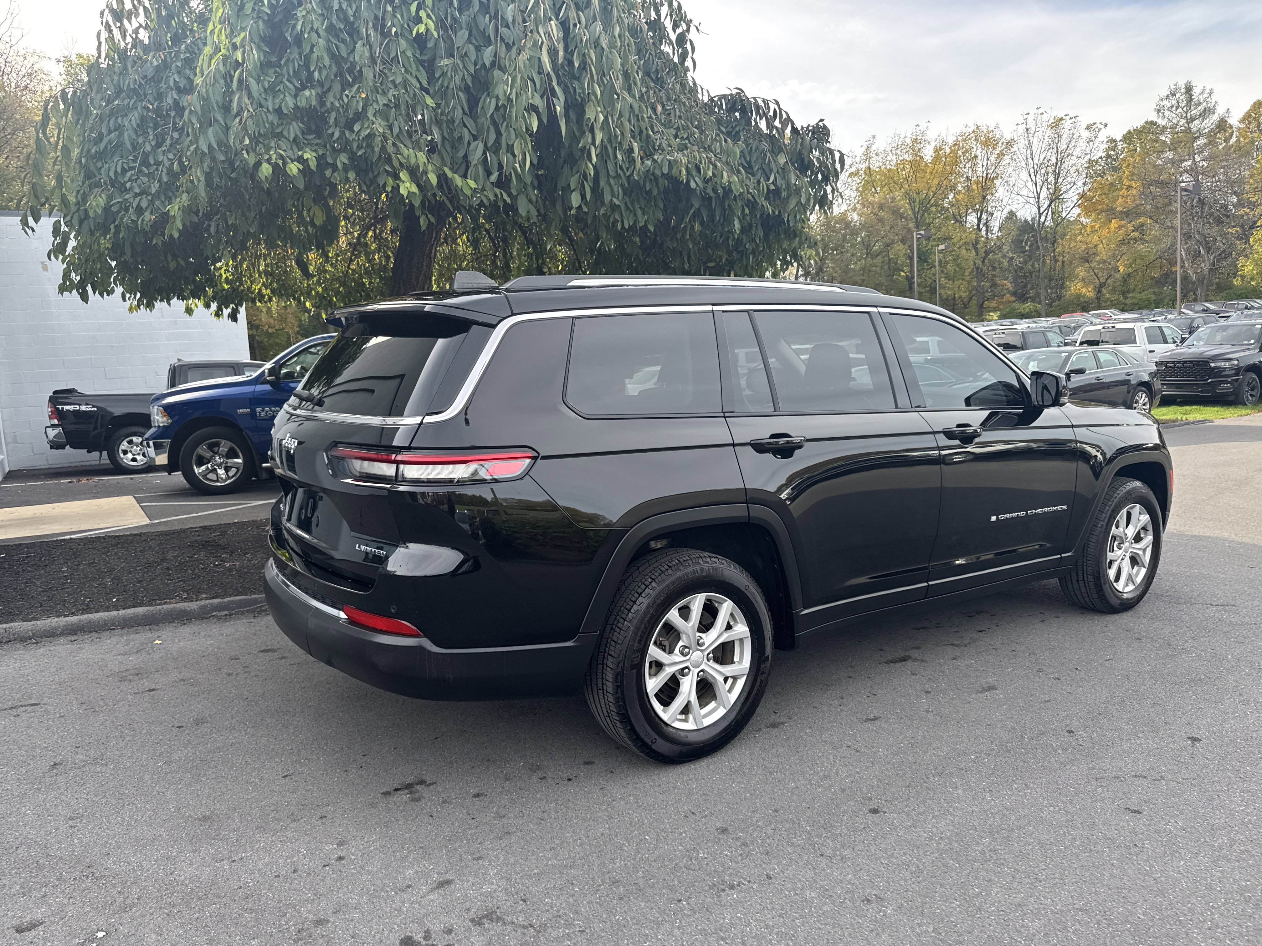 Used 2023 Jeep Grand Cherokee L Limited w/ Luxury Tech Group II video 3