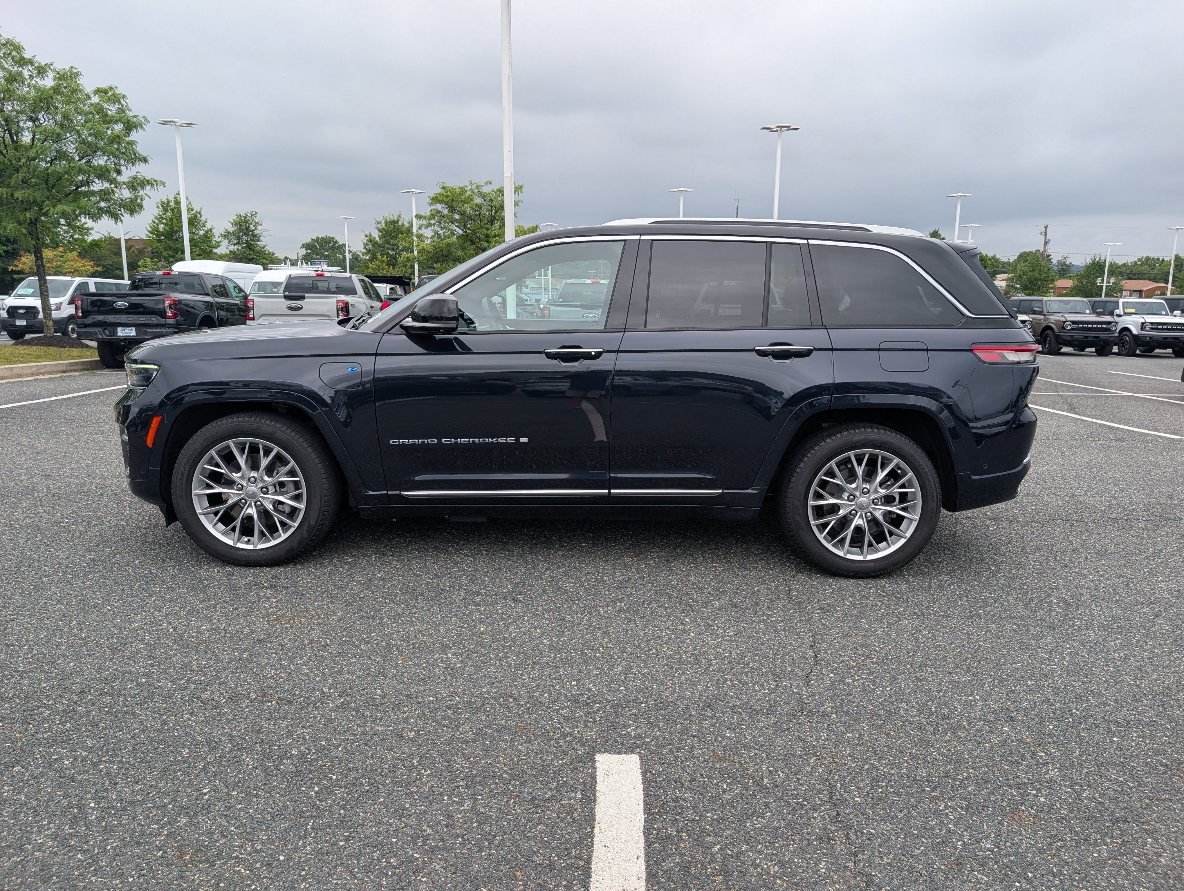 Used 2023 Jeep Grand Cherokee Summit w/ Advanced Protech Group IV AWD/4WD image 6