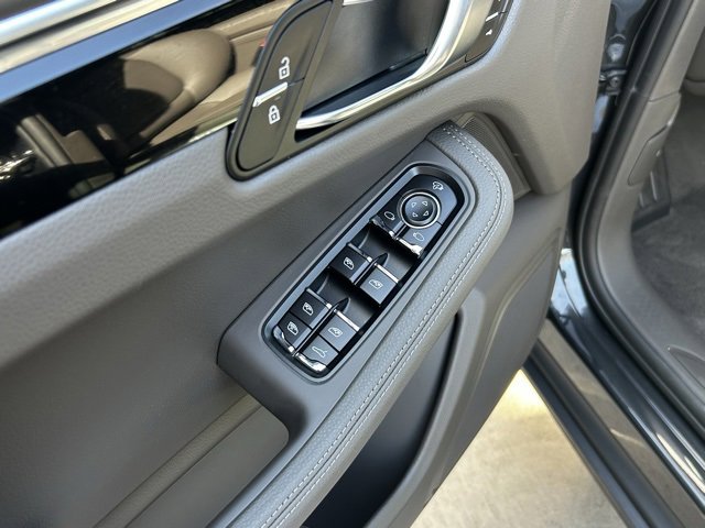 Certified 2025 Porsche Macan image 29