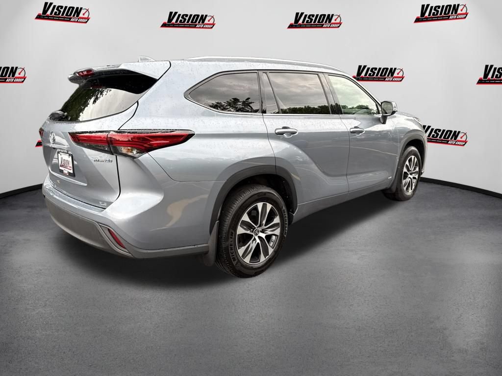 Used 2022 Toyota Highlander XLE AWD/4WD image 5