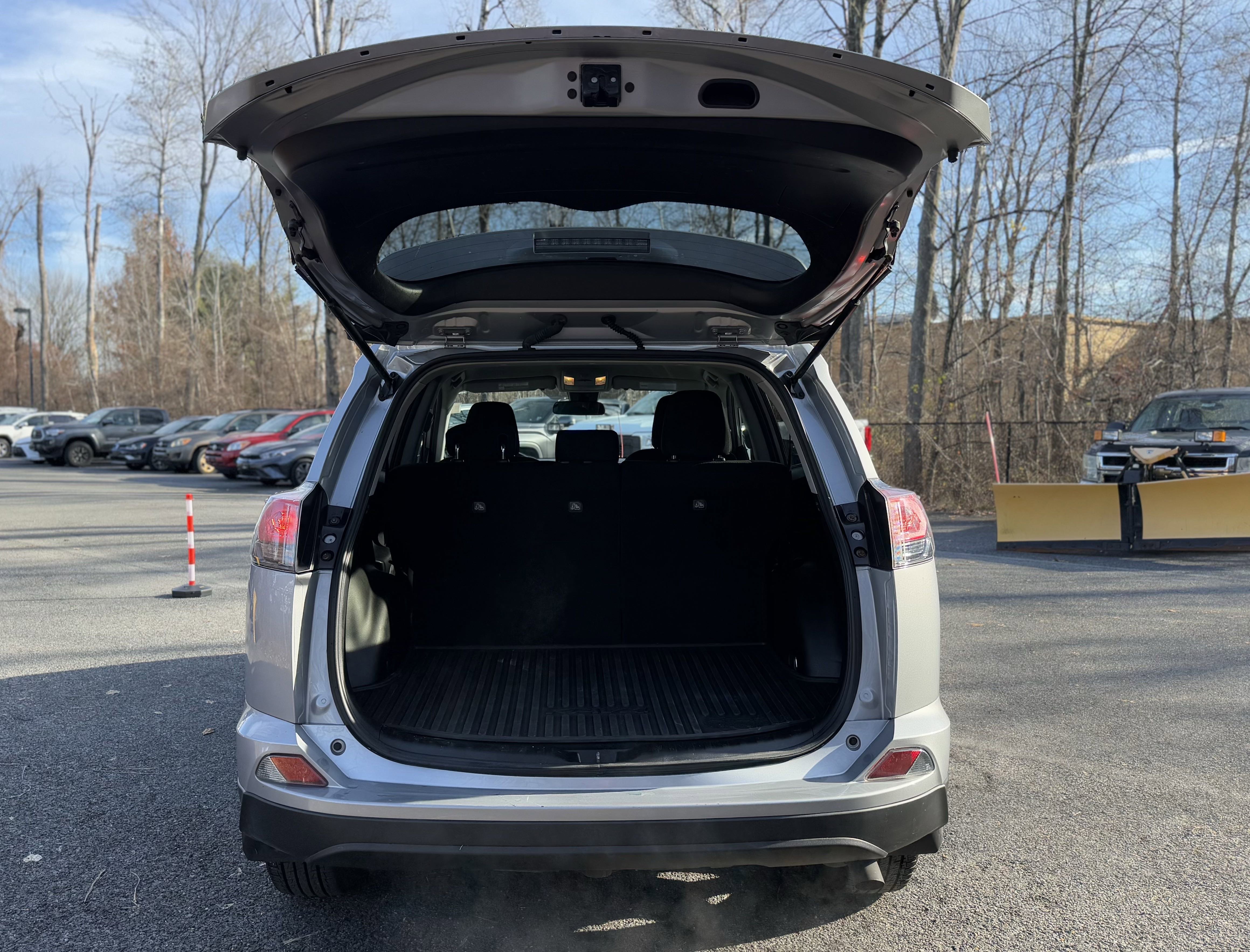 Used 2018 Toyota RAV4 LE image 28