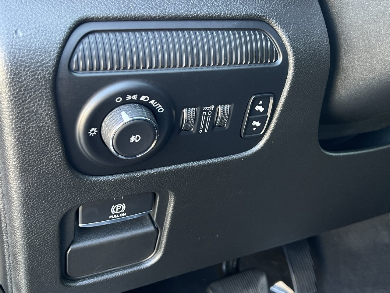 Used 2023 Jeep Wagoneer 4WD w/ Premium Group I image 10