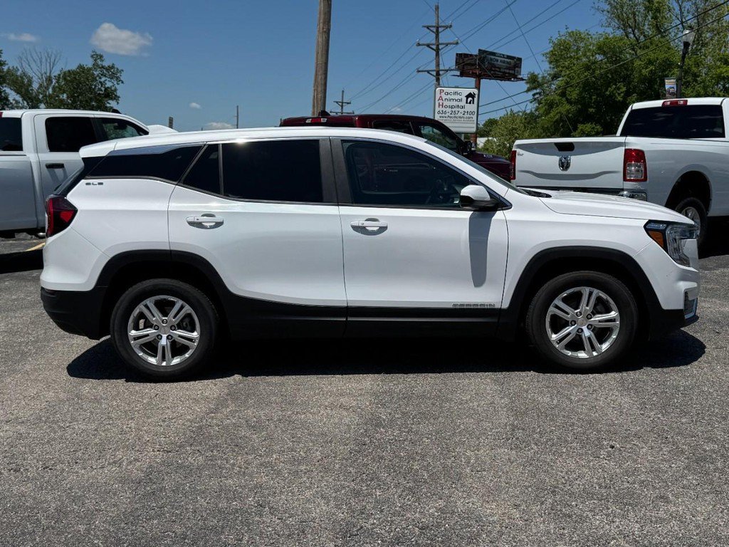 Used 2024 GMC Terrain SLE FWD image 2