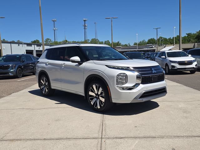 Used 2025 Mitsubishi Outlander SEL FWD image 2