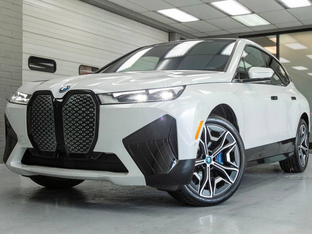 Used 2025 BMW iX xDrive50 AWD/4WD image 2