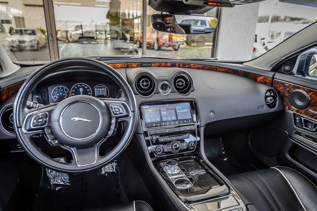 Used 2018 Jaguar XJ R-Sport RWD image 25