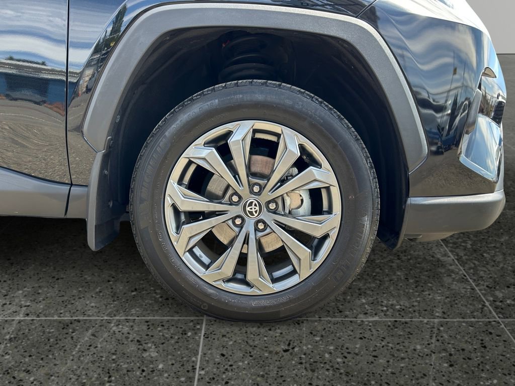 Used 2022 Toyota RAV4 XLE Premium image 9