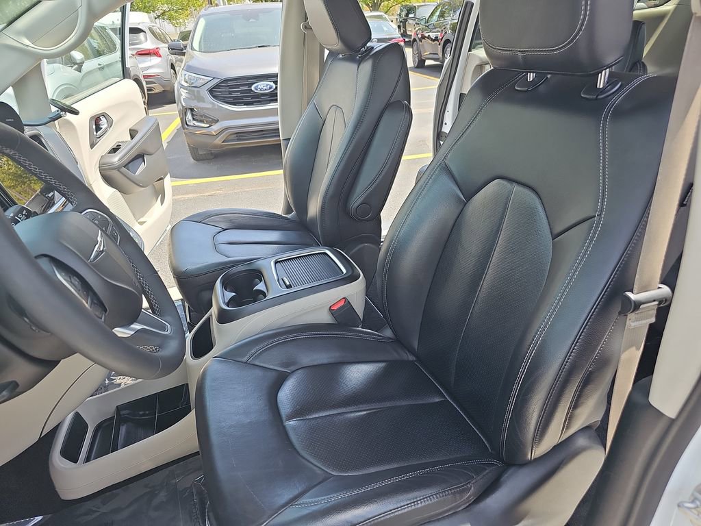 Certified 2022 Chrysler Pacifica Touring-L FWD image 16