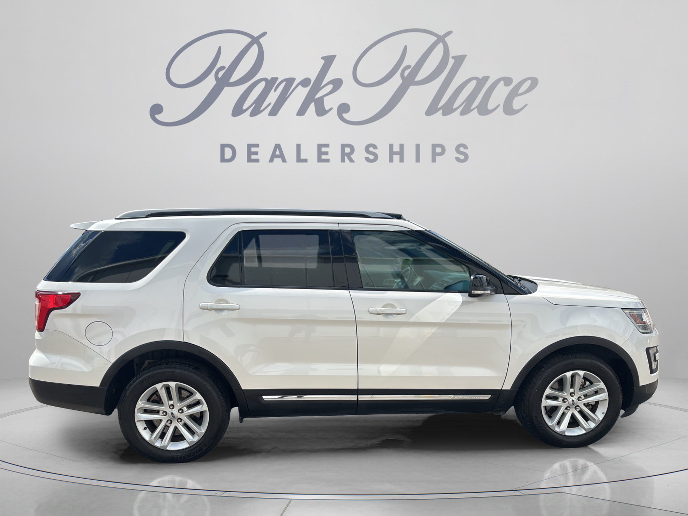 Used 2017 Ford Explorer XLT w/ Equipment Group 202A FWD image 7