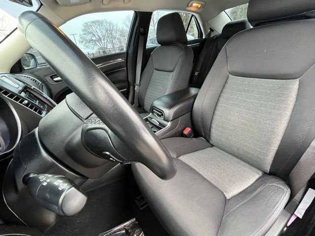 Used 2022 Chrysler 300 Touring w/ Sport Appearance Package image 17