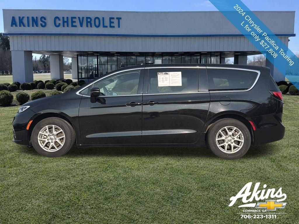 Used 2024 Chrysler Pacifica Touring-L image 10