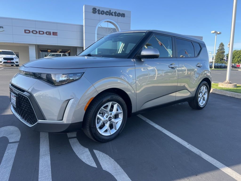 Used 2025 Kia Soul LX w/ LX Technology Package FWD image 4