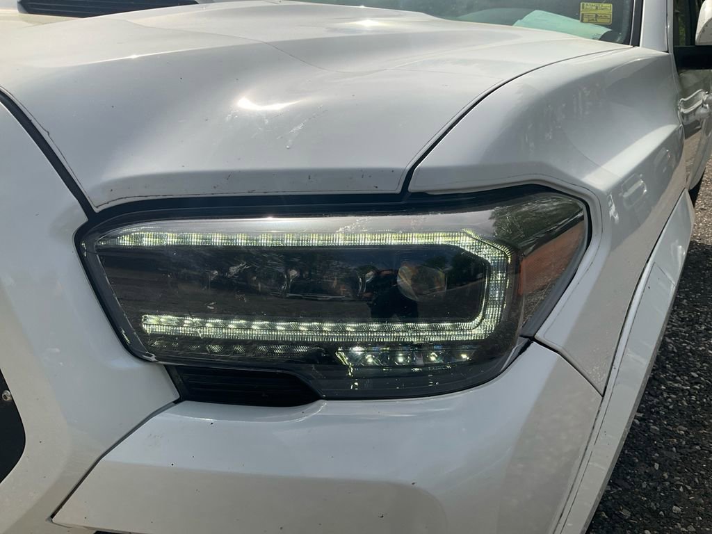 Used 2017 Toyota Tacoma TRD Sport image 9