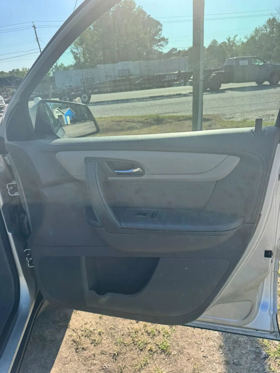 Used 2017 Chevrolet Traverse LS FWD image 19