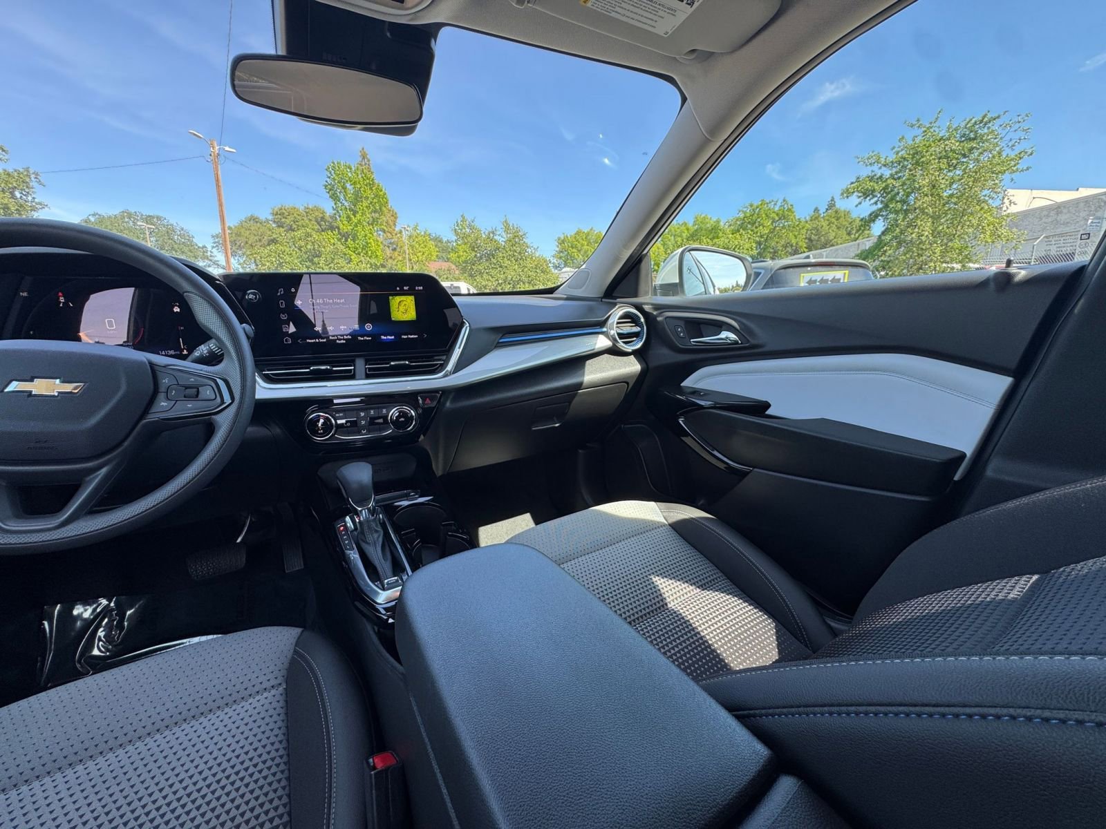 Used 2025 Chevrolet Trax LT image 34