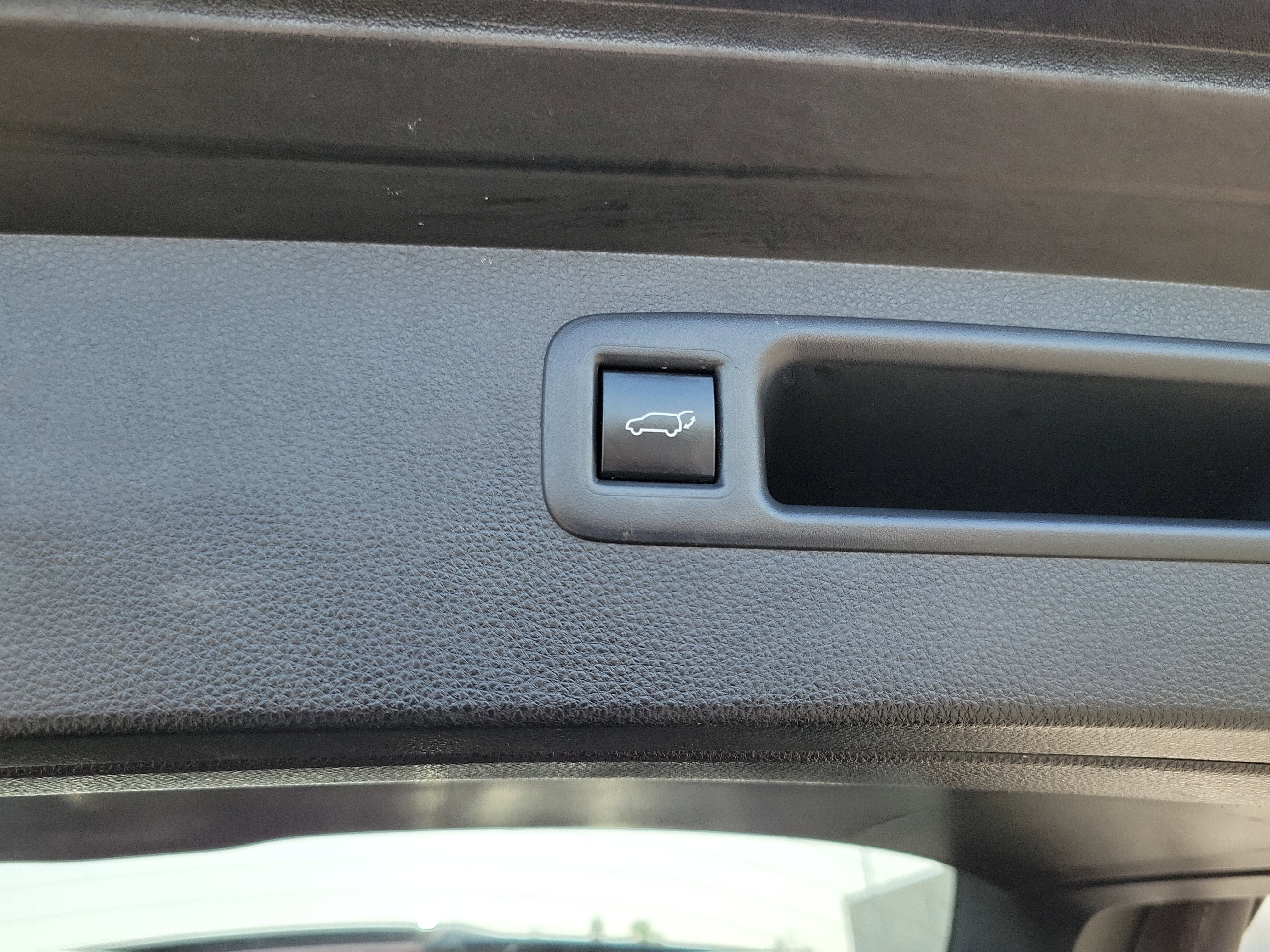 Used 2021 Toyota Highlander LE FWD image 17
