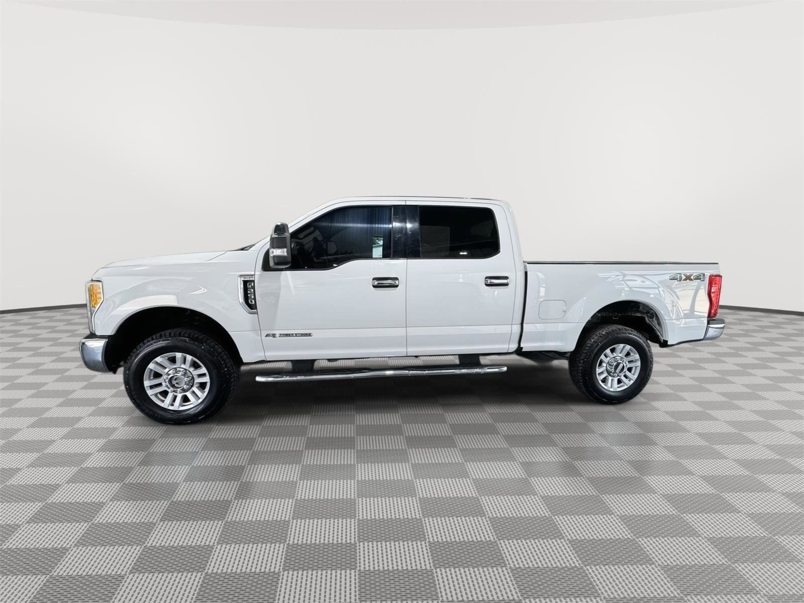Used 2017 Ford F250 XLT AWD/4WD image 2