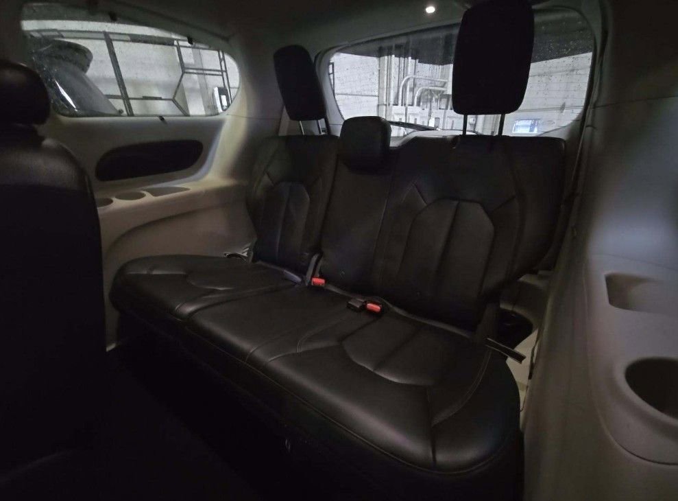 Used 2018 Chrysler Pacifica Touring-L image 5