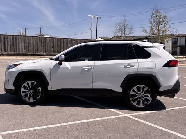 Used 2021 Toyota RAV4 XLE Premium image 3