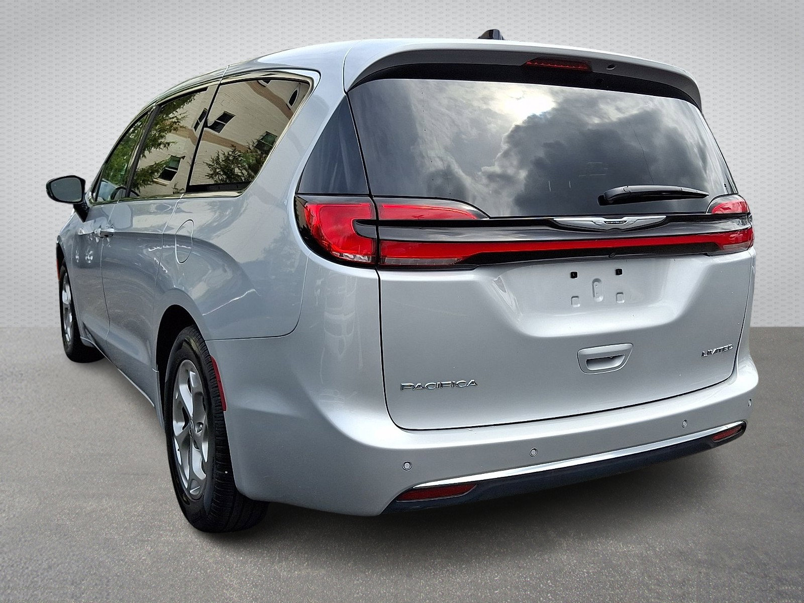 Used 2024 Chrysler Pacifica Limited image 4