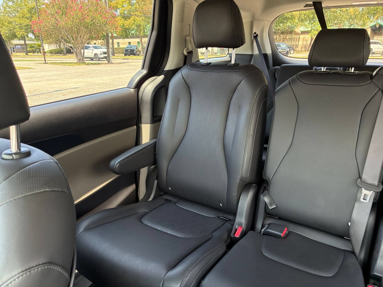 Used 2026 Kia Carnival FWD image 36