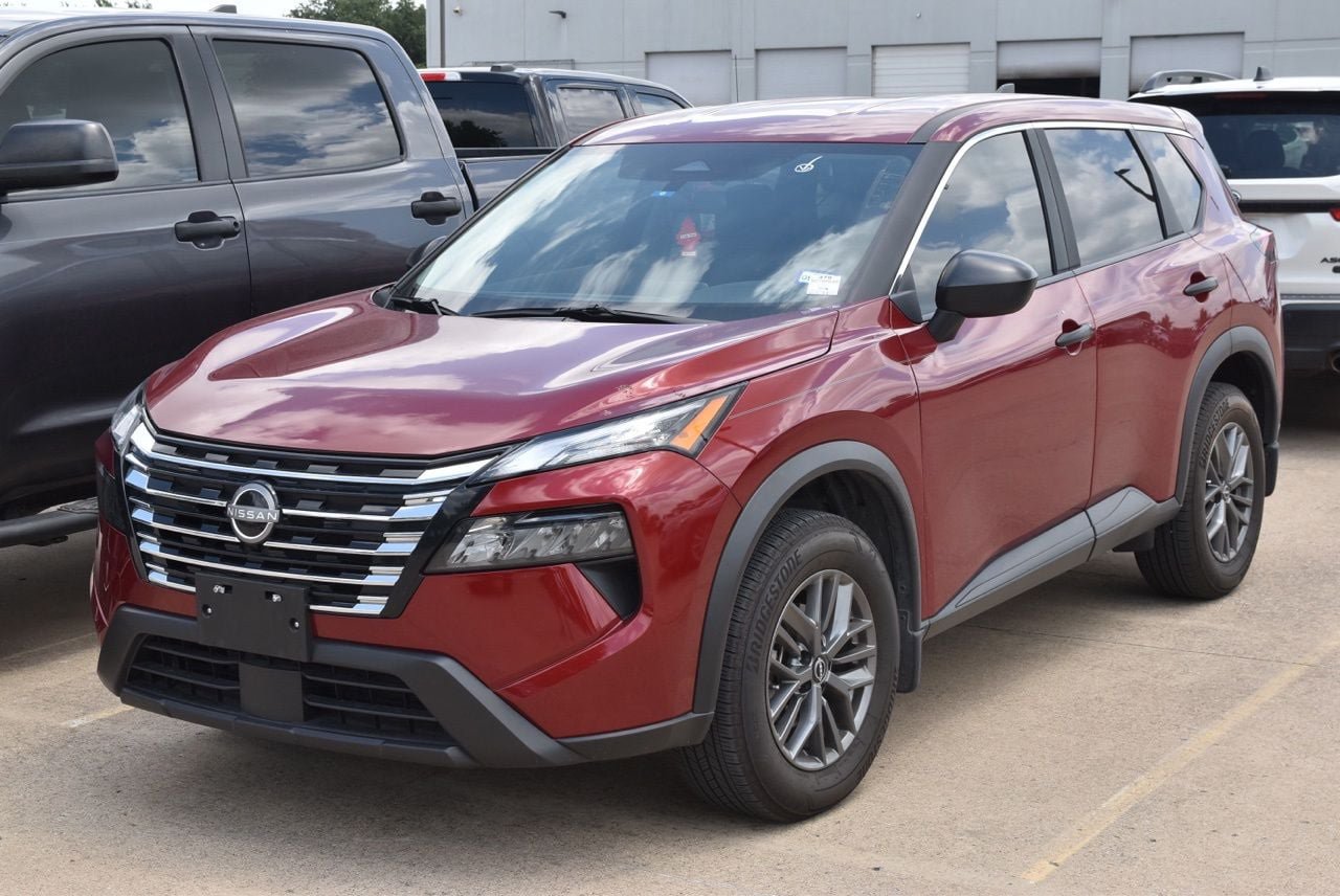 Used 2025 Nissan Rogue S FWD image 2