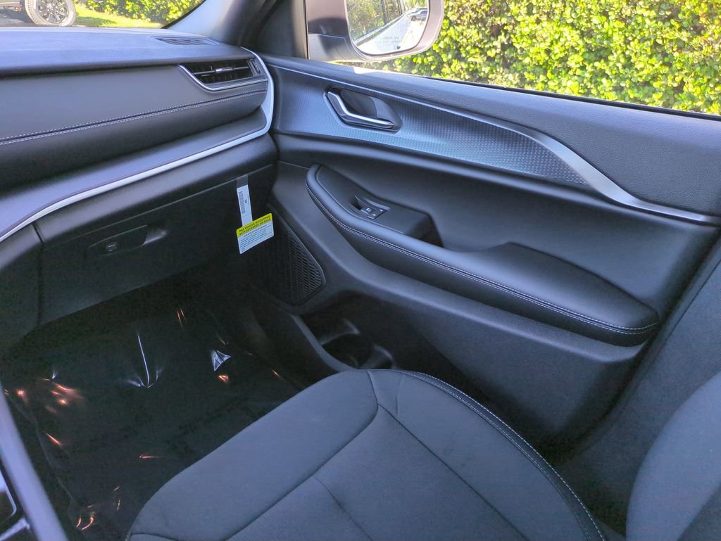 New 2025 Jeep Grand Cherokee L Laredo image 17