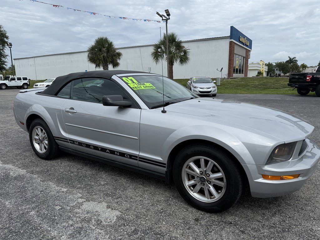Used 2007 Ford Mustang Premium RWD image 3