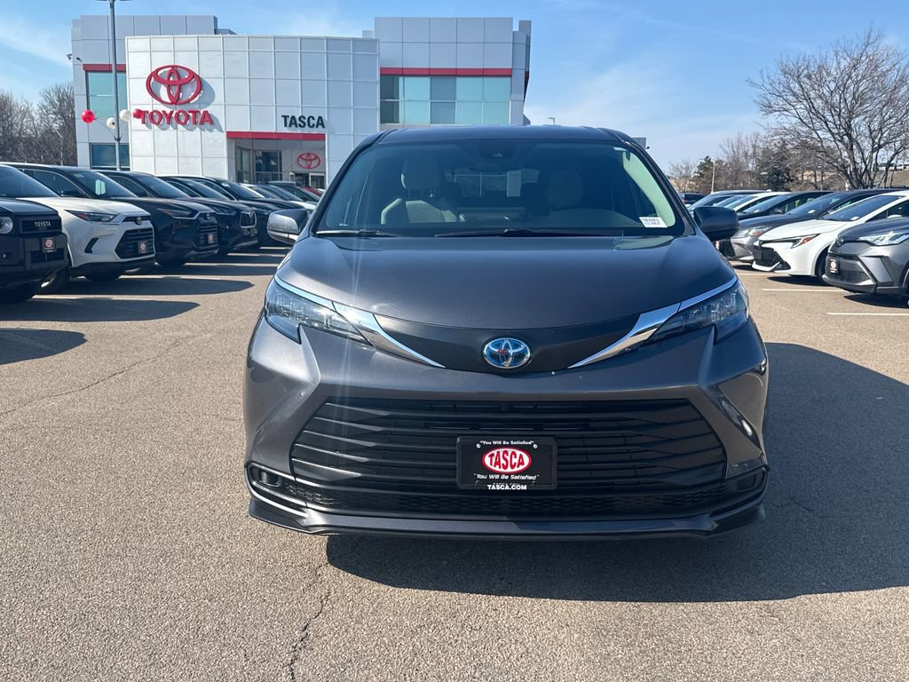 Used 2025 Toyota Sienna LE image 2