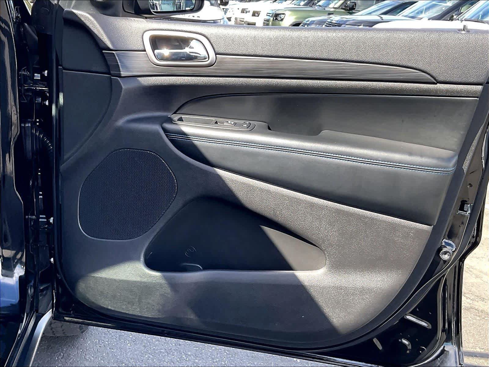 Used 2019 Jeep Grand Cherokee Laredo AWD/4WD image 28