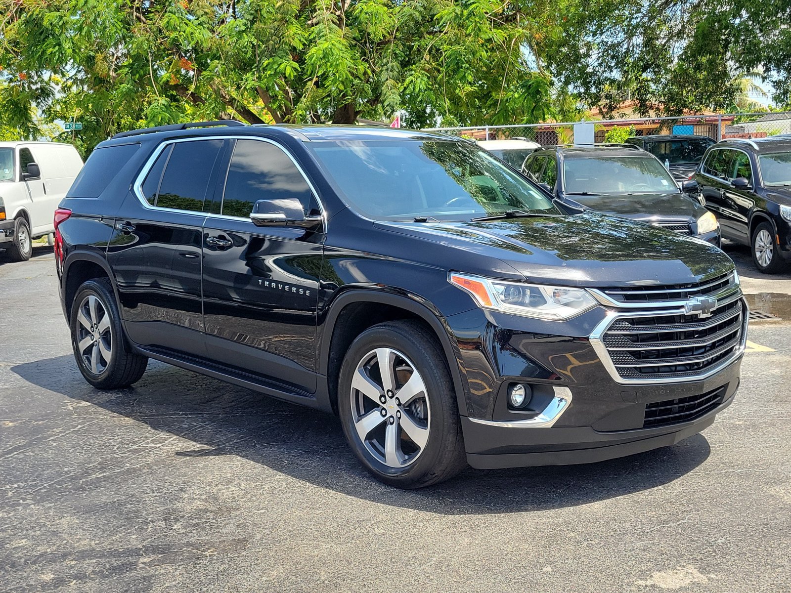 Used 2019 Chevrolet Traverse LT w/ LT Premium Package FWD image 3