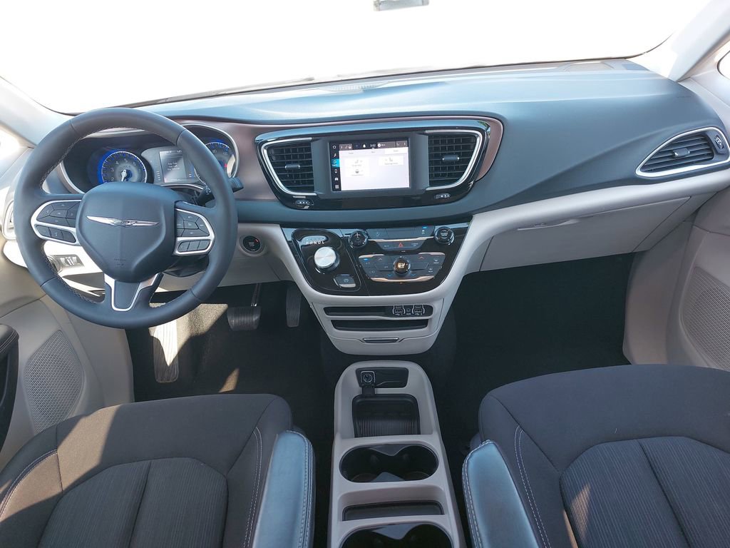 Used 2023 Chrysler Voyager LX image 9