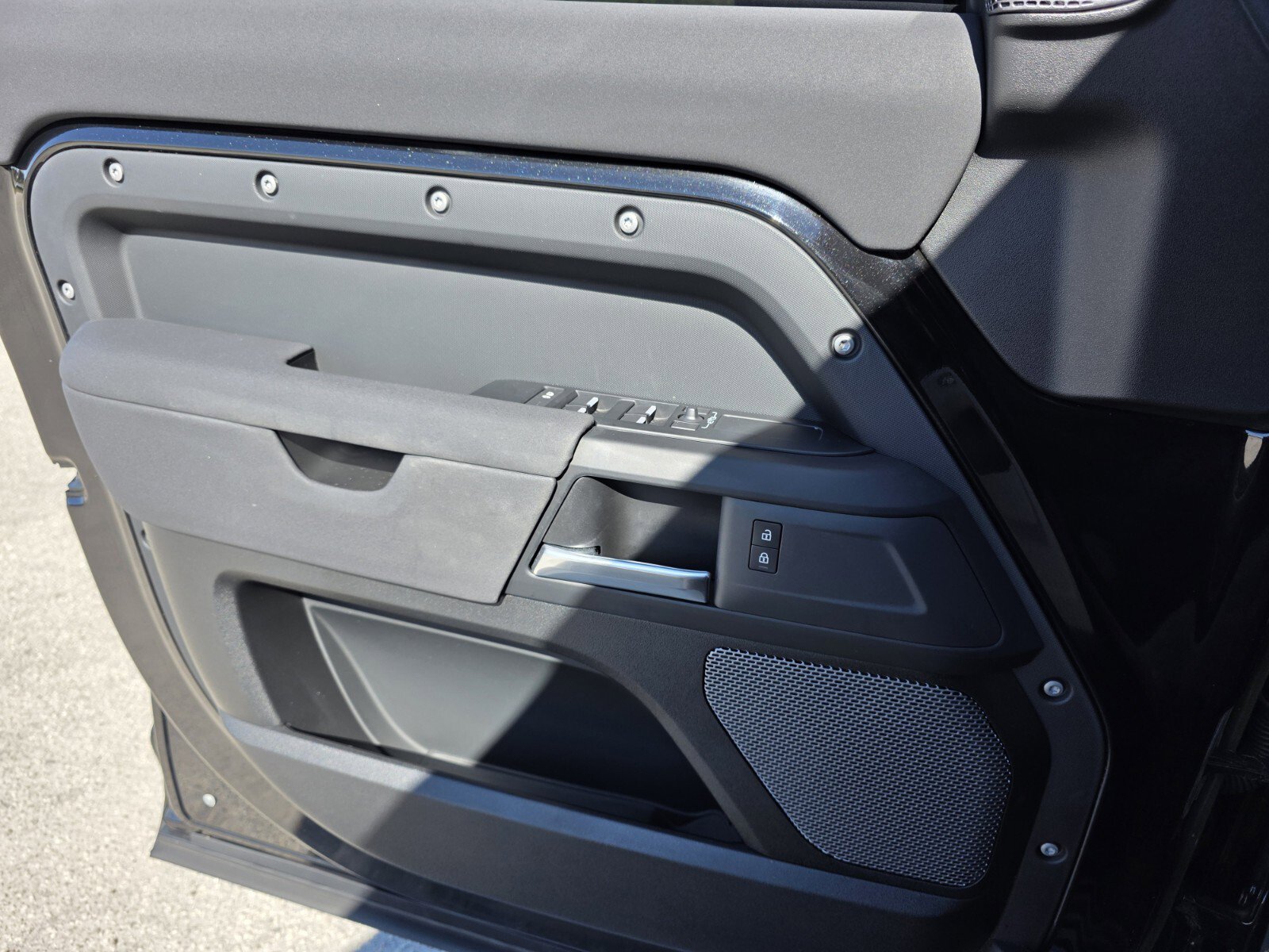 Used 2023 Land Rover Defender 110 image 23