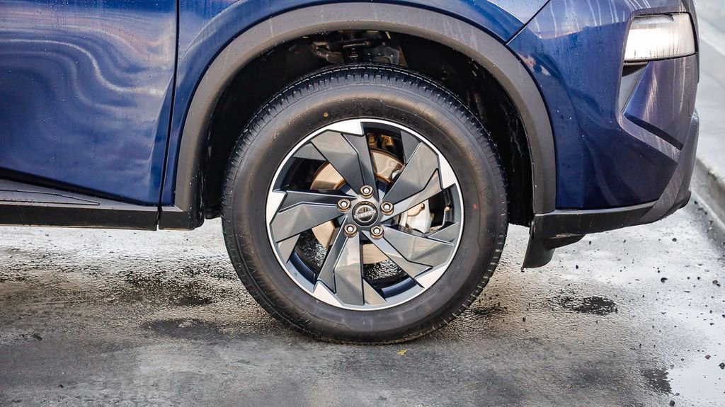 Used 2024 Nissan Rogue SV image 11