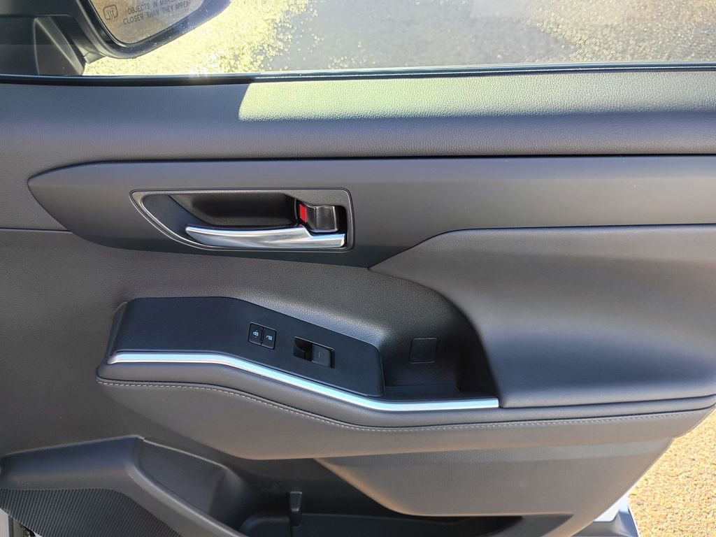 Used 2024 Toyota Highlander XLE image 16