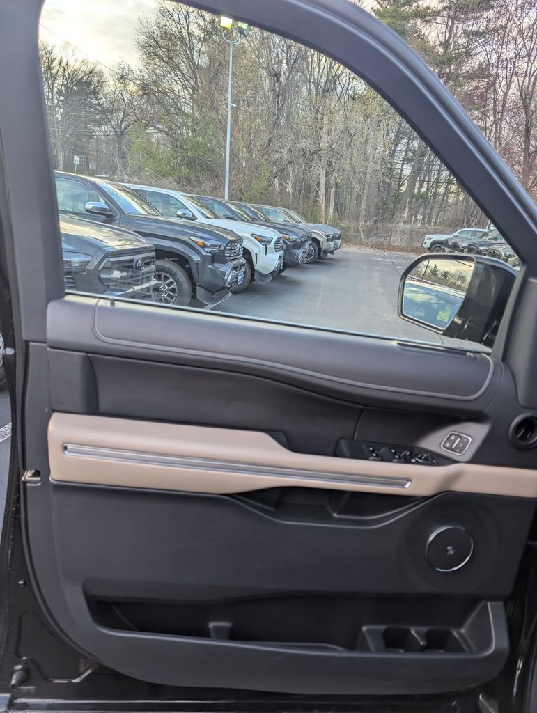 Used 2024 Ford Expedition Limited AWD/4WD image 12