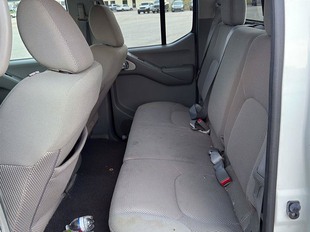 Used 2015 Nissan Frontier SV w/ SV Value Truck Package AWD/4WD image 6