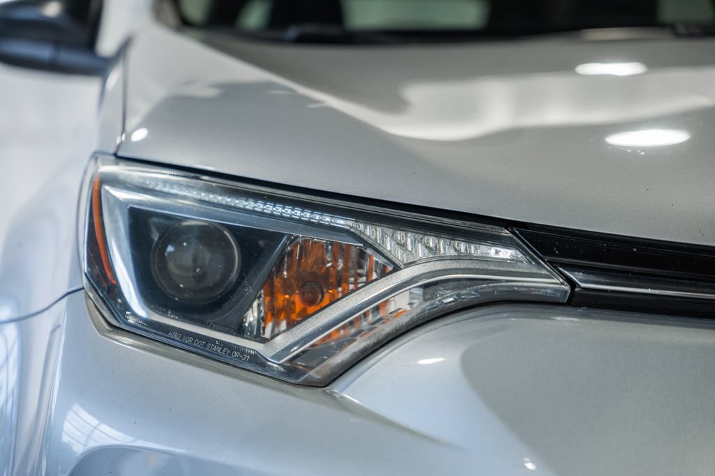 Used 2016 Toyota RAV4 LE AWD/4WD image 9