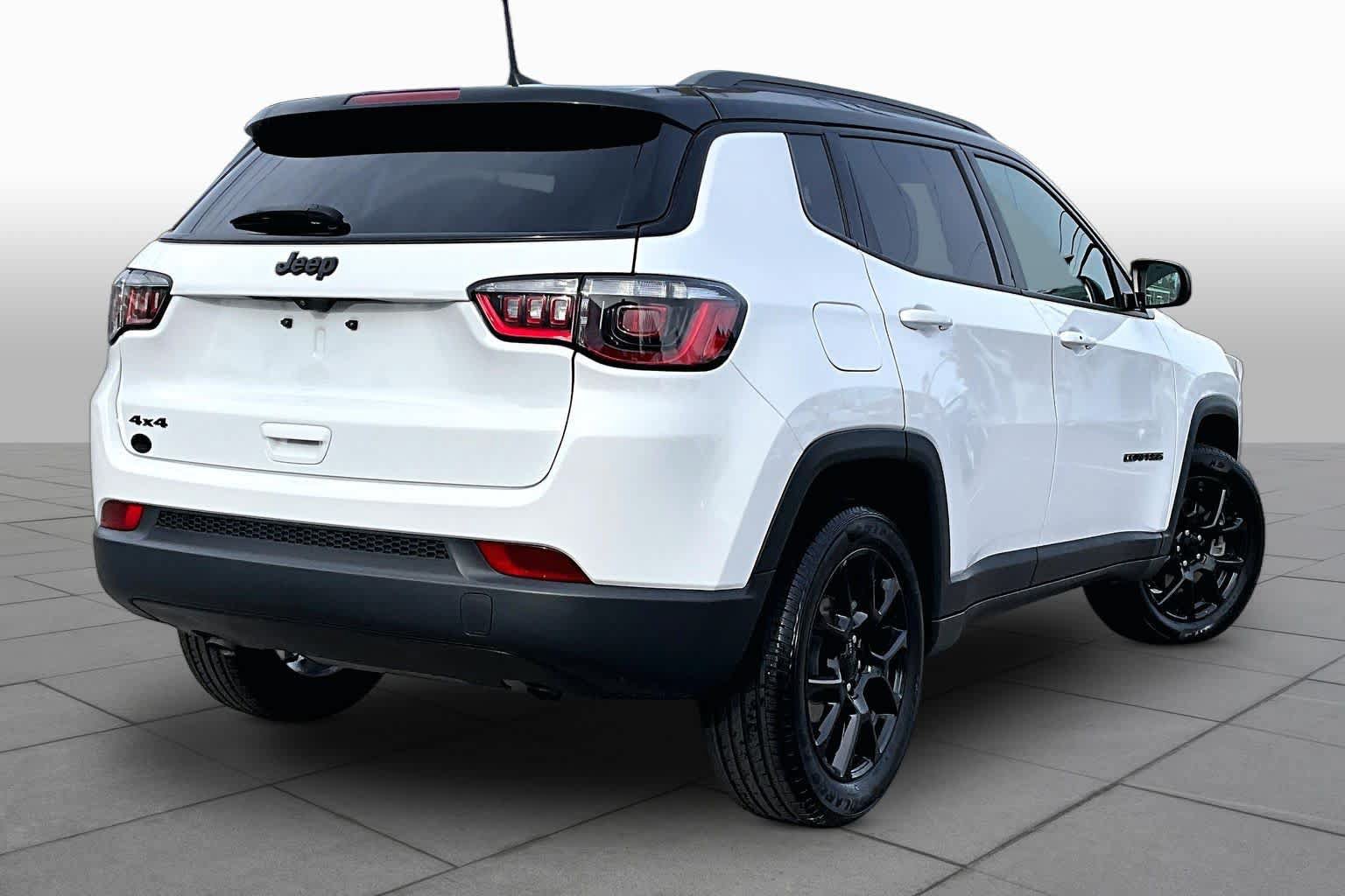 Used 2023 Jeep Compass Latitude w/ Sun and Sound Group AWD/4WD image 12