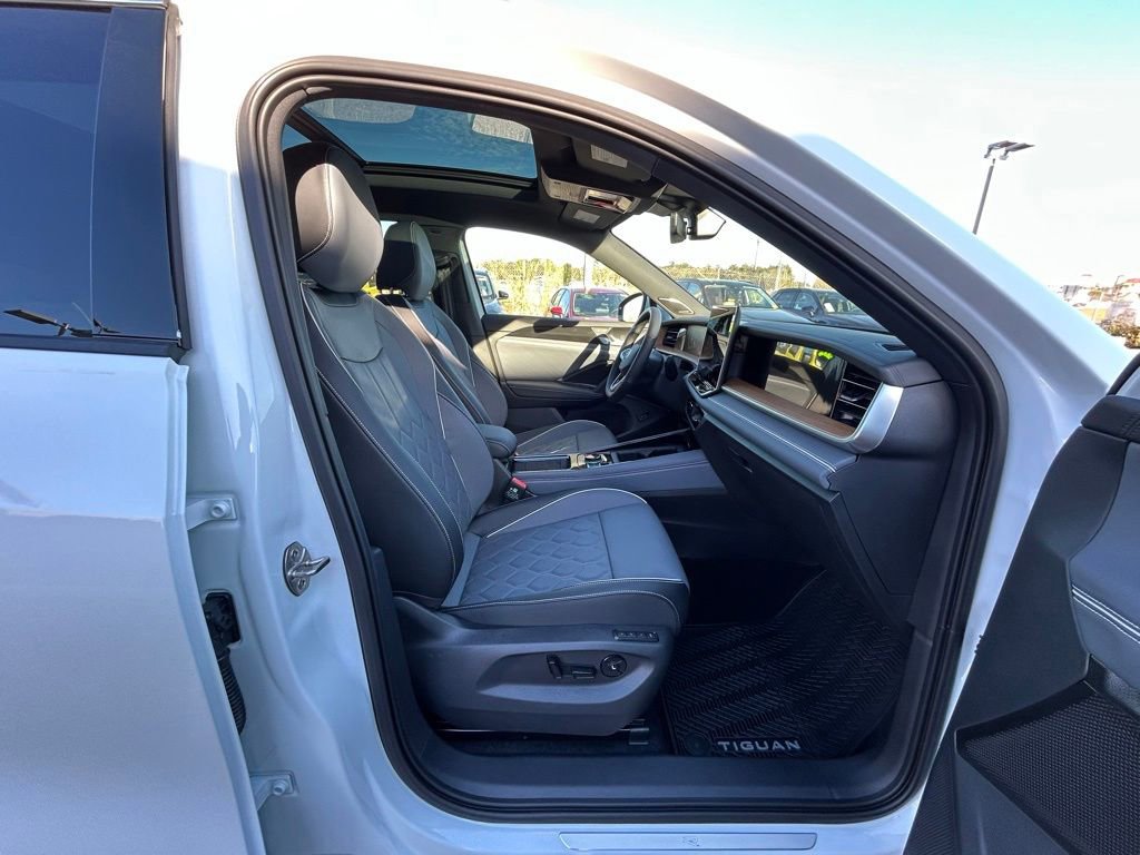 Used 2026 Volkswagen Tiguan SEL R-Line image 43