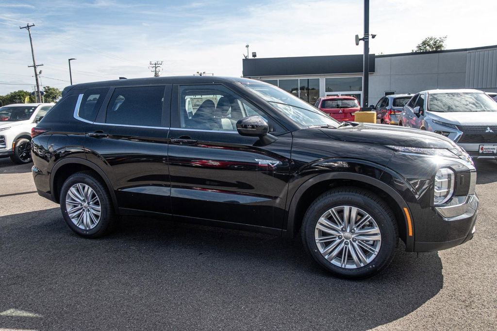 New 2024 Mitsubishi Outlander ES image 8