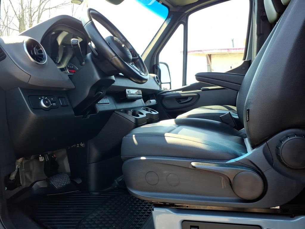 Used 2022 Mercedes-Benz Sprinter 2500 image 12