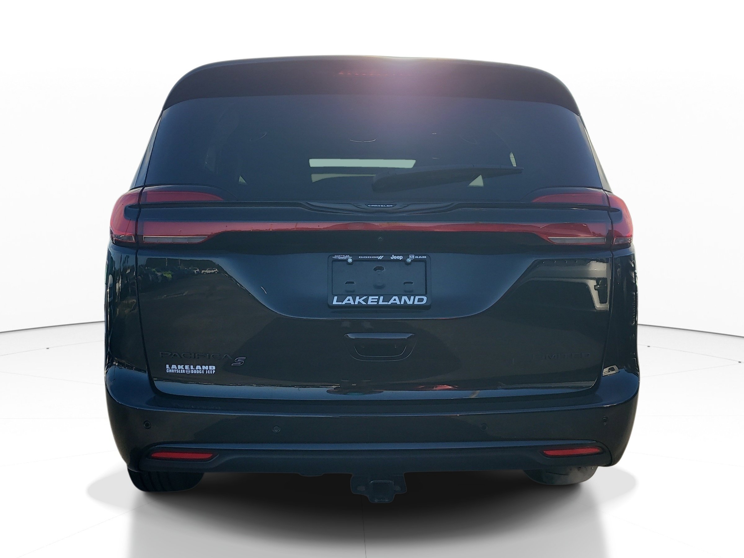 Used 2024 Chrysler Pacifica Limited w/ Uconnect Theater Family Group FWD image 5