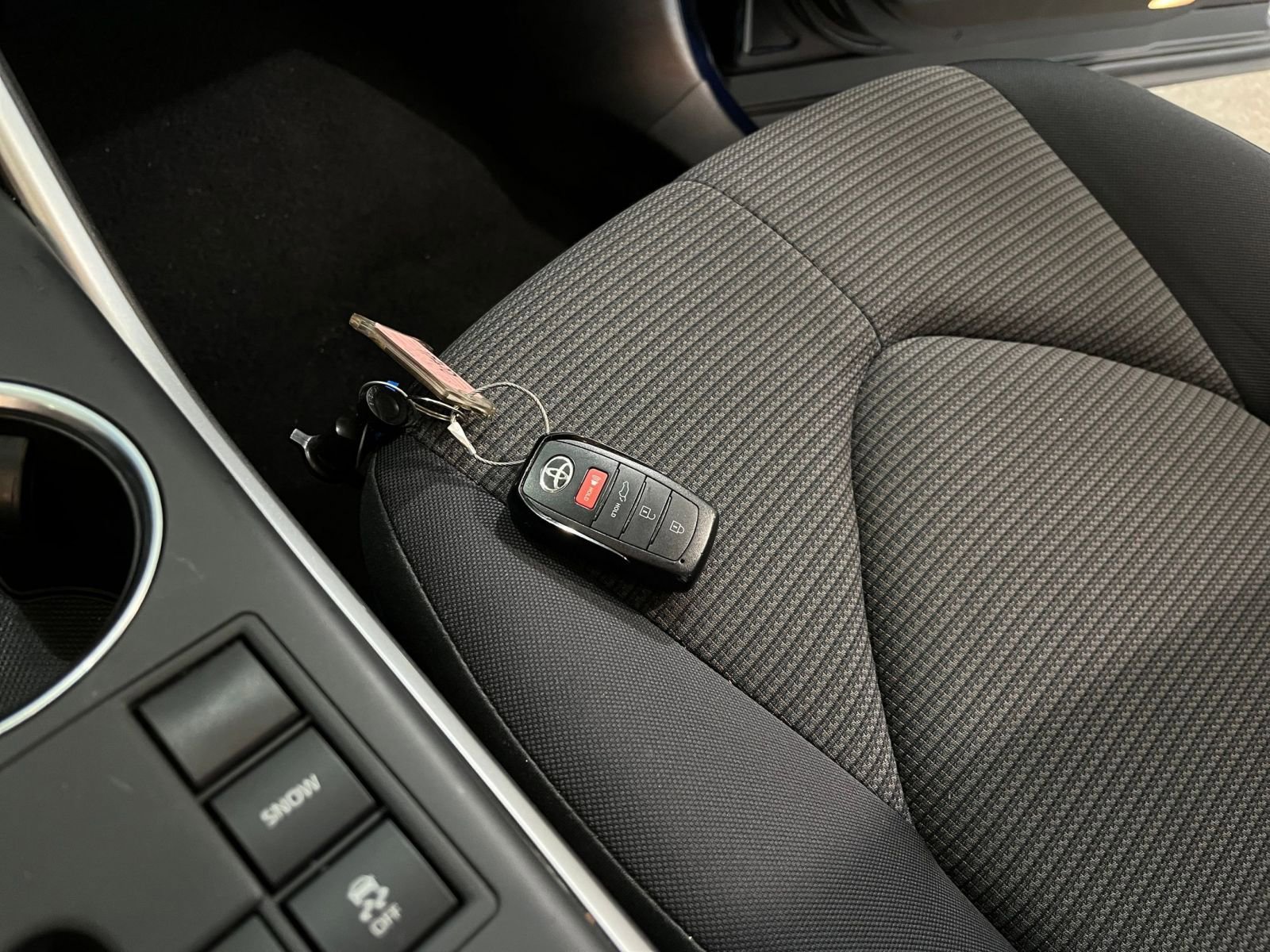 Used 2025 Toyota Highlander LE FWD image 21
