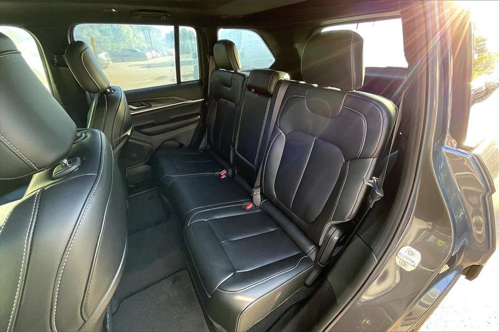 New 2025 Jeep Grand Cherokee Limited w/ Black Appearance Package image 10