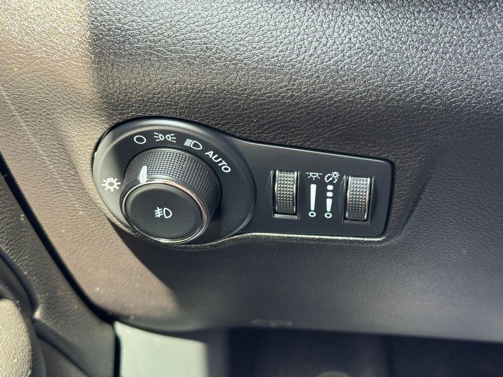Used 2025 Jeep Compass Trailhawk AWD/4WD image 21