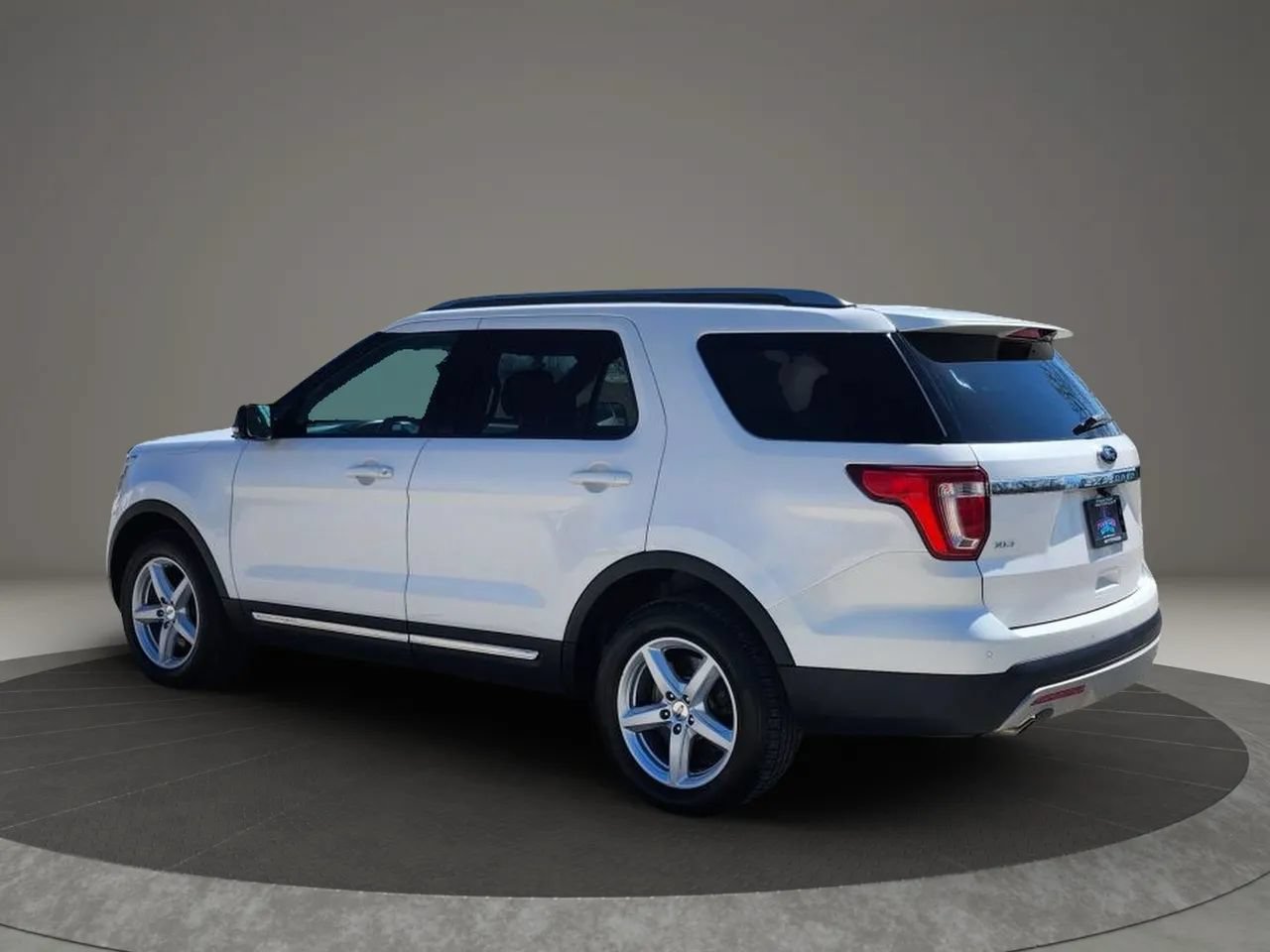 Used 2017 Ford Explorer XLT w/ Equipment Group 202A AWD/4WD image 3