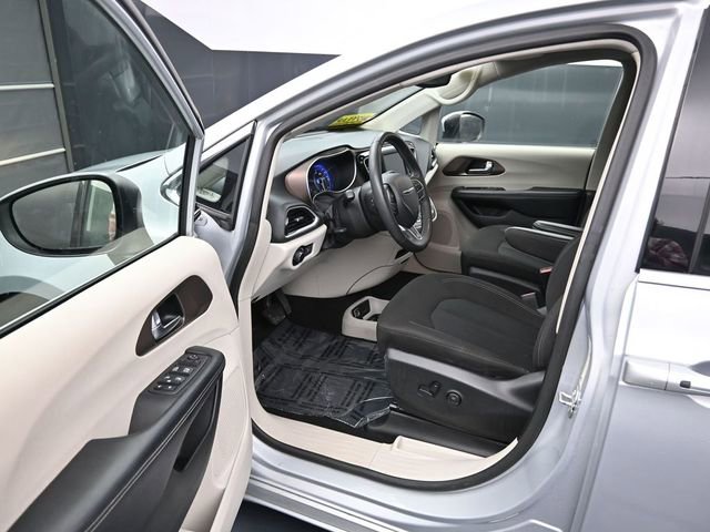 Used 2023 Chrysler Voyager LX FWD image 12