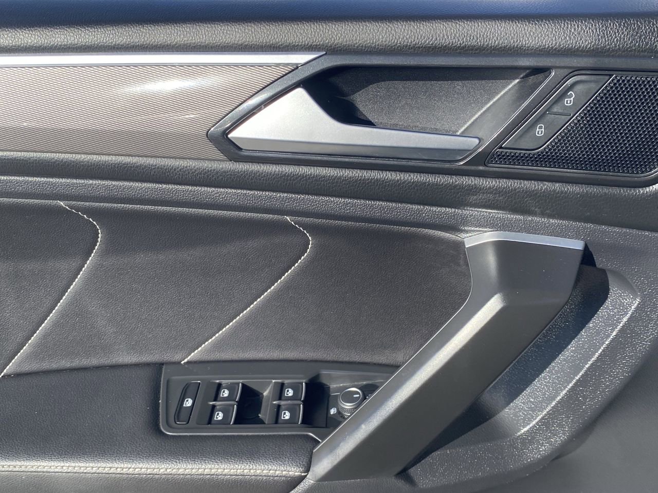 Used 2023 Volkswagen Tiguan SE R-Line image 23